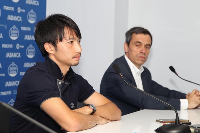 Shibasaki en su presentación junto a Carmelo del Pozo (Foto: RCD).