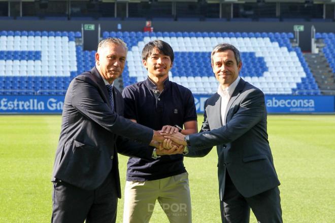 Shibasaki en su presentación junto a Paco Zas y Carmelo del Pozo (Foto:Deportivo).