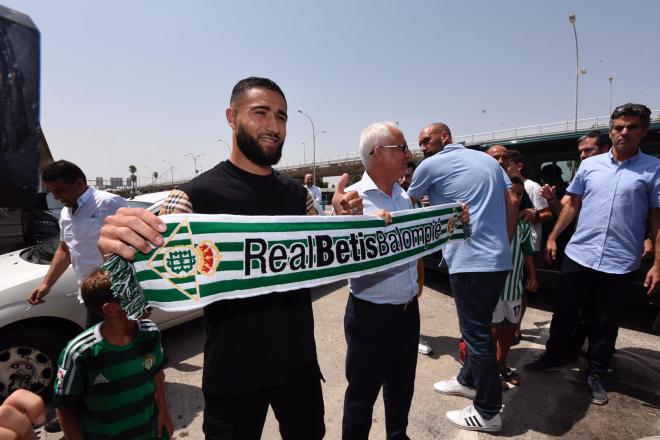 Nabil Fekir posa con una bandera del Betis.