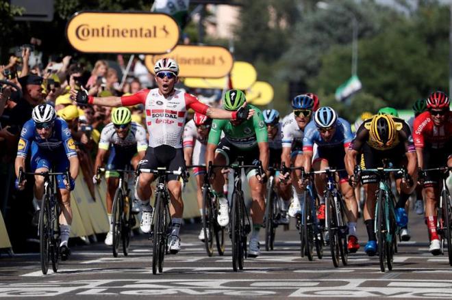 Llegada a meta en la última etapa del Tour de Francia, con Caleb Ewan celebrando.