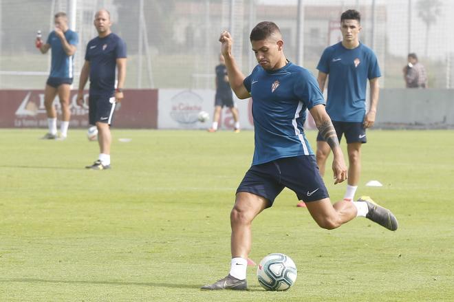 Berto González, durante un entrenamiento con el Sporting (Foto: Luis Manso).