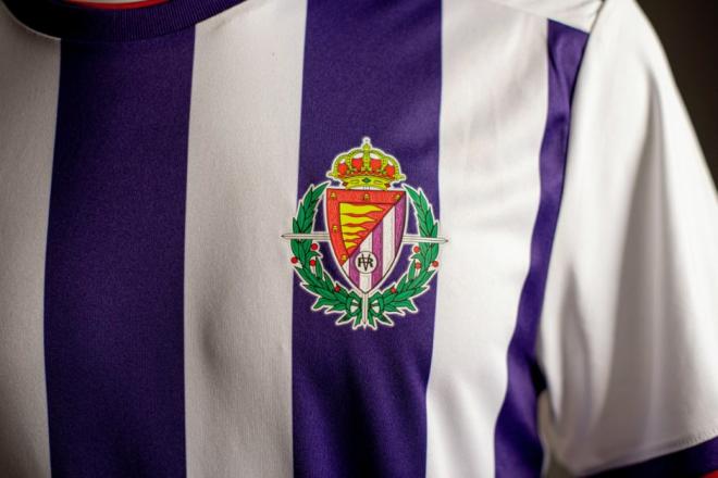 La equipación blanquivioleta del Real Valladolid para la temporada 2019/2020.