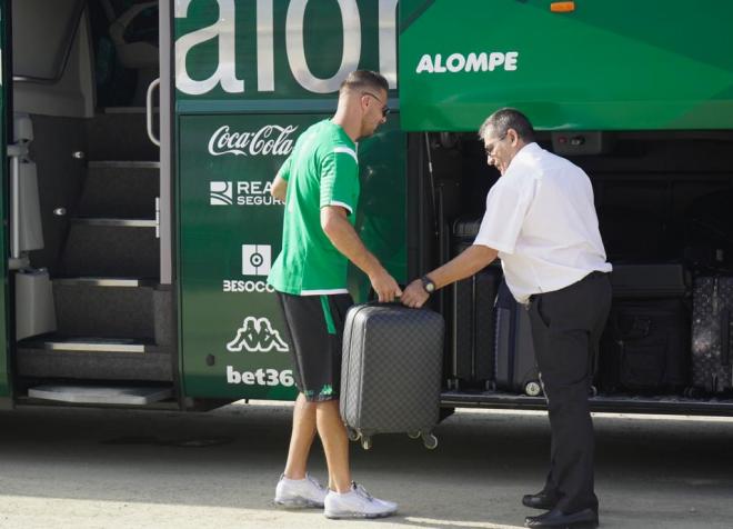 Joaquín Sánchez, antes de subirse al autobús del Betis.
