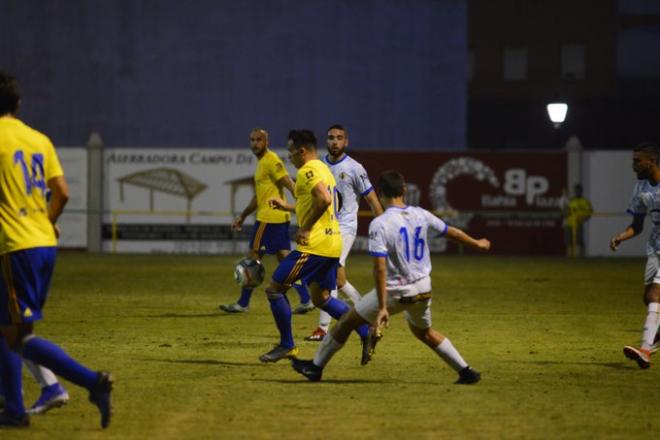 Jurado controla el balón en su debut con el Cádiz en pretemporada (Foto: CCF).