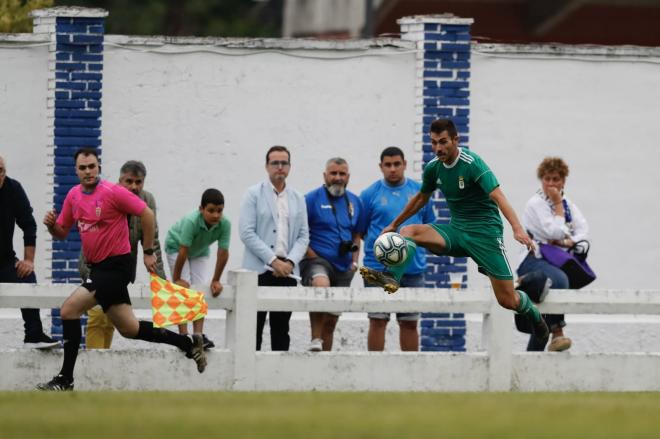 Lucas controla un balón en el partido ante el Unionistas (Foto: Real Oviedo).