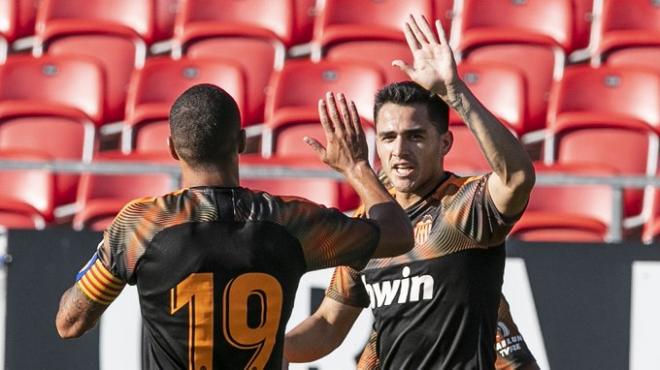 Maxi Gómez celebra su primer gol con el Valencia (Foto: VCF).
