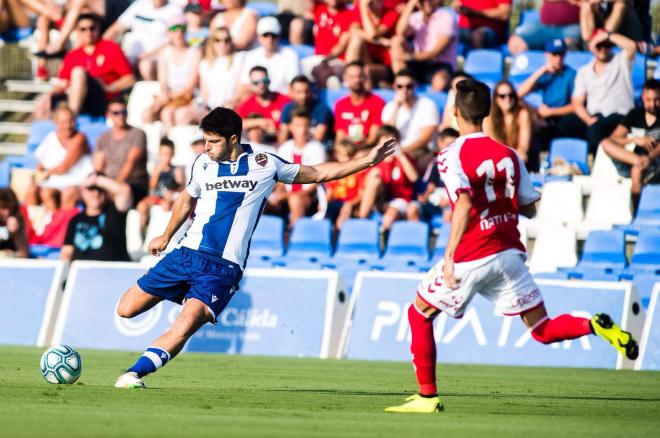 Gonzazo Melero golpeando el balón. (Foto: Levante UD)