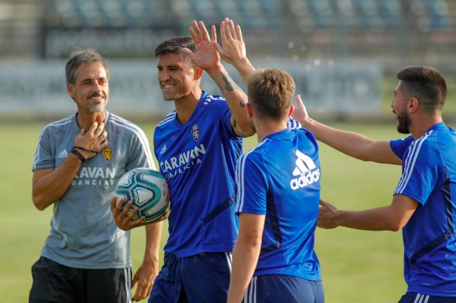 Risas entre Grippo y Guti, ganadores, y Papu, perdedor, en el entrenamiento del Real Zaragoza (Foto: Daniel Marzo).