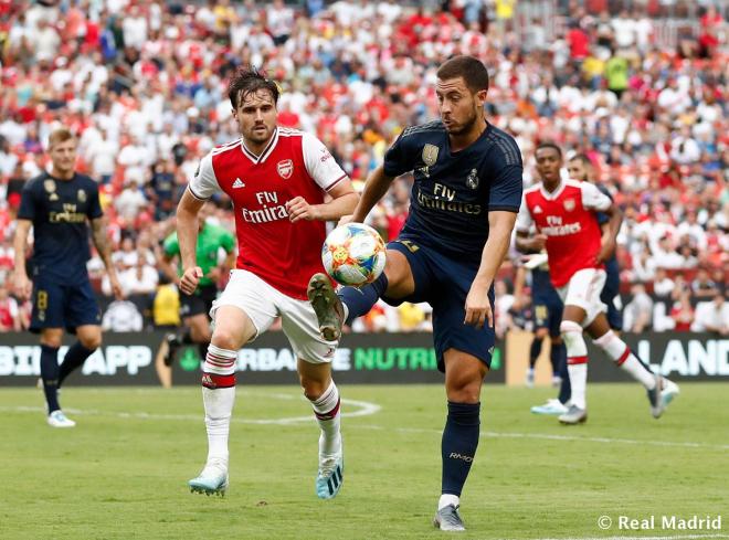 Hazard controla un balón ante un defensor del Arsenal (Foto: Real Madrid).