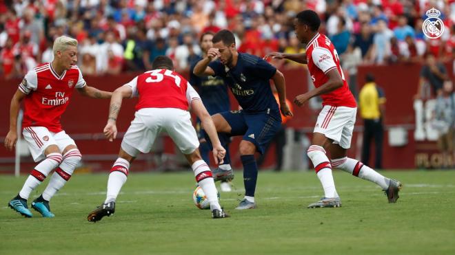 Hazard pasa un balón durante el partido ante el Arsenal (Foto: Real Madrid).