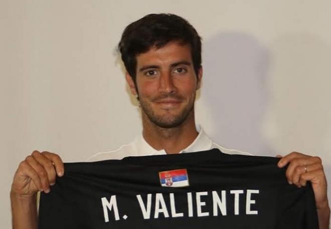 Marc Valiente posa con la camiseta del Partizán.
