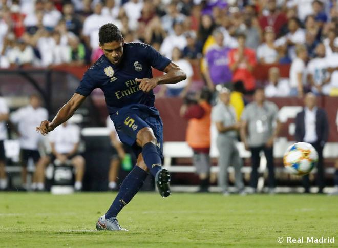 Varane lanza un balón (Foto: Real Madrid).