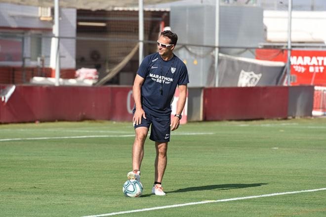 Lopetegui, en el entrenamiento de este jueves con el Sevilla. (Foto: Kiko Hurtado).