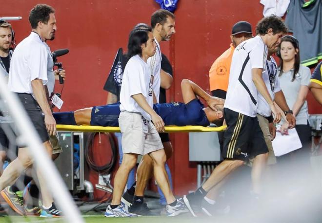 Marco Asensio se retira entre lágrimas en camilla tras su lesión.