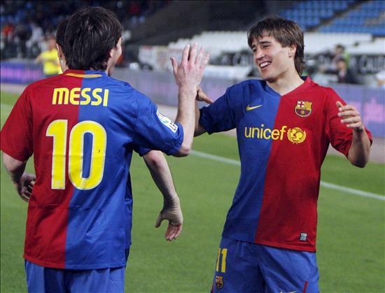 Bojan celebra con Messi un gol con el FC Barcelona.