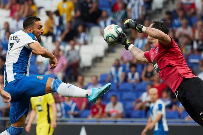 Borja Iglesias, jugador del Espanyol, pujando por un balón (Foto: EFE).