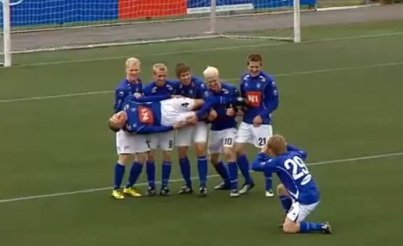 Los jugadores del FC Stjarnan islandés celebran un gol.