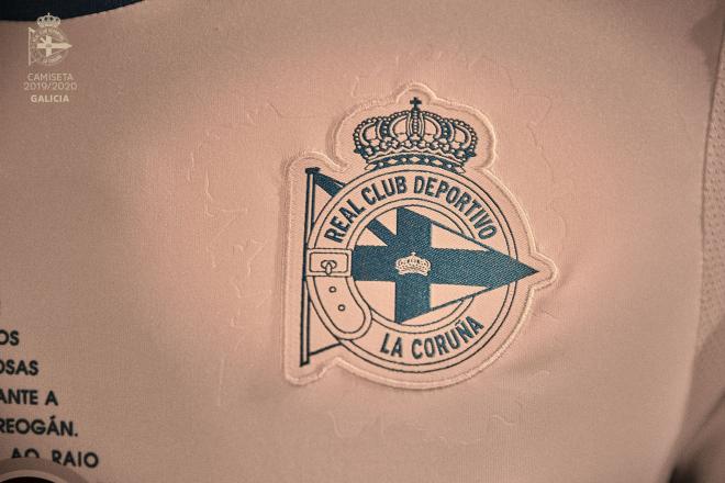 Detalles en el escudo de la tercera camiseta del Dépor (Foto: RCD).