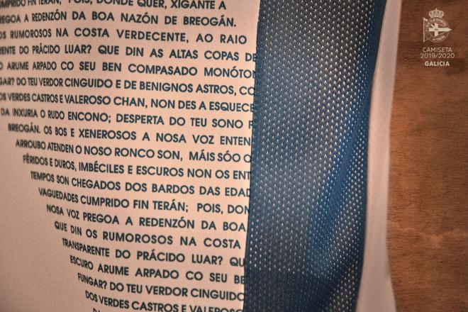 Detalle del himno de Galicia de la tercera camiseta del Dépor (Foto: RCD).
