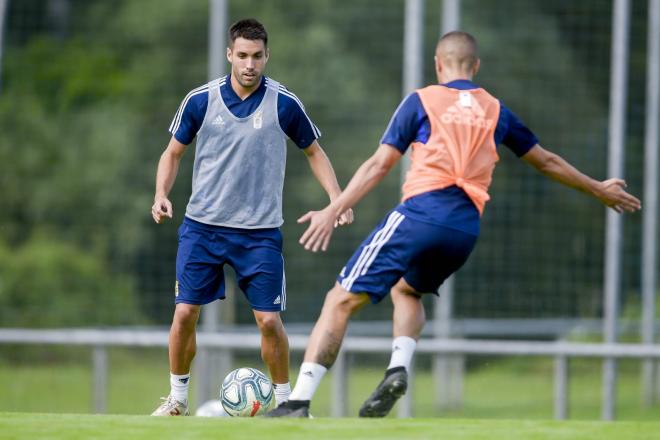 Diegui y Tejera disputan un balón (Foto: Real Oviedo).