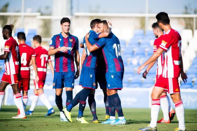 El Levante celebra el gol ante el Almería. (Foto: Levante UD)