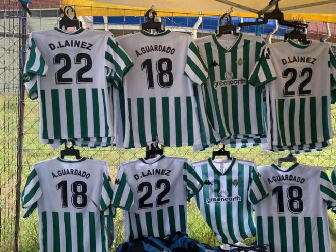 Las camisetas de Guardado y Lainez, atractivos del Betis en México.