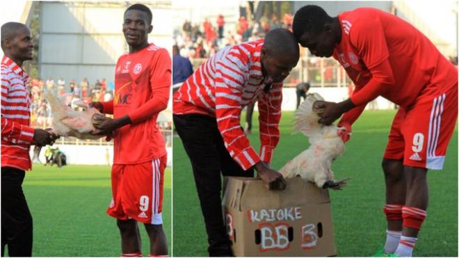 Hassan Kajoke recibió un pollo por ser el MVP de la victoria ante el Karonga United.
