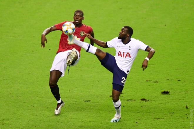 Pogba pelea por un balón con un jugador del Tottenham.