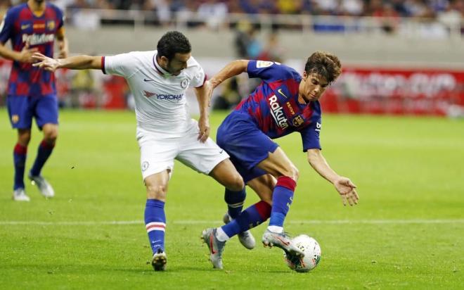 Riqui Puig controla un balón ante Pedro (Foto: FCB).