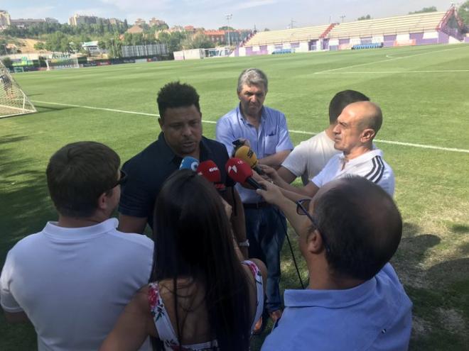 Ronaldo Nazário, con los medios de comunicación en los Anexos a Zorrila (Foto: @despinar).