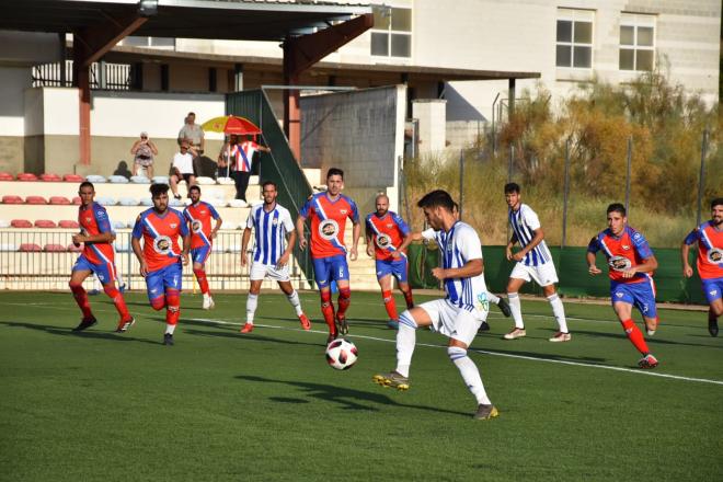 Lance del partido amistoso disputado por el Recre en Aroche. (Tenor)