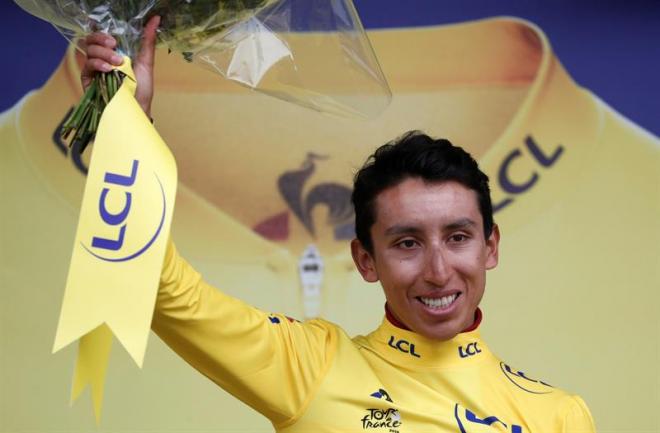 Egan Bernal celebra su maillot amarillo en el Tour de Francia.
