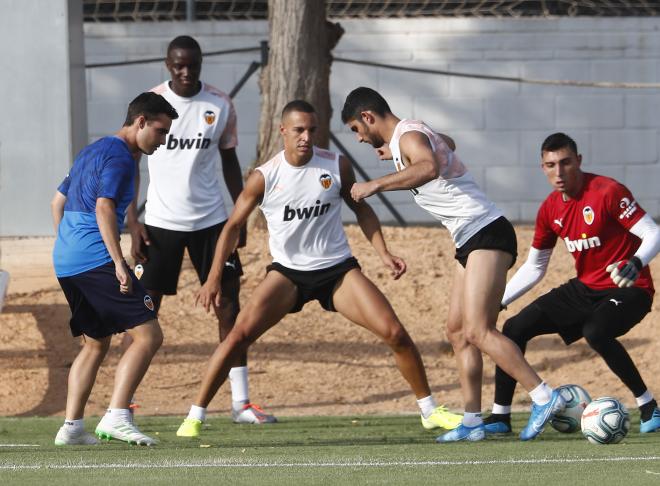 Guedes y Rodrigo no entrenan con el Valencia CF (Foto: David González)
