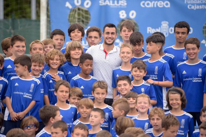 Joselu posa con los niños del Campus del Real Oviedo (Foto: Real Oviedo).