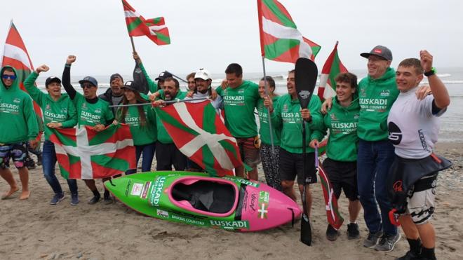 Ya son seis los títulos mundiales que consigue la selección vasca, la mayor potencia en la historia del kayak surf.