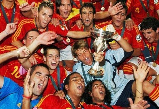 Los jugadores de la selección española sub 19, con Parejo o Azpilicueta a la cabeza, celebran el Europeo de 2007.