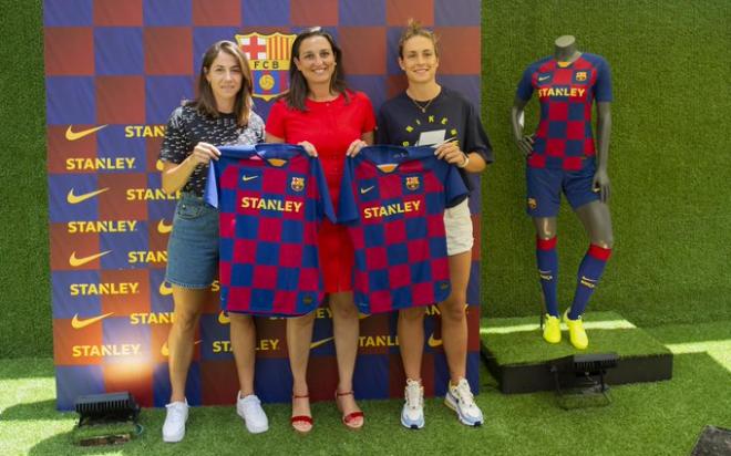 Vicky Losada, María Teixidor y Alexia Putellas presentan las camisetas del Barcelona femenino.