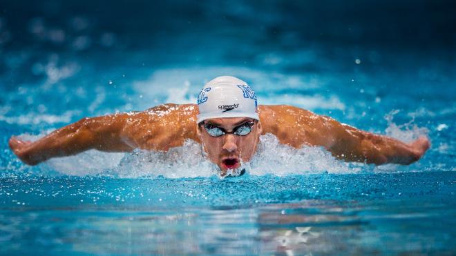 Phelps compite en una prueba de natación.