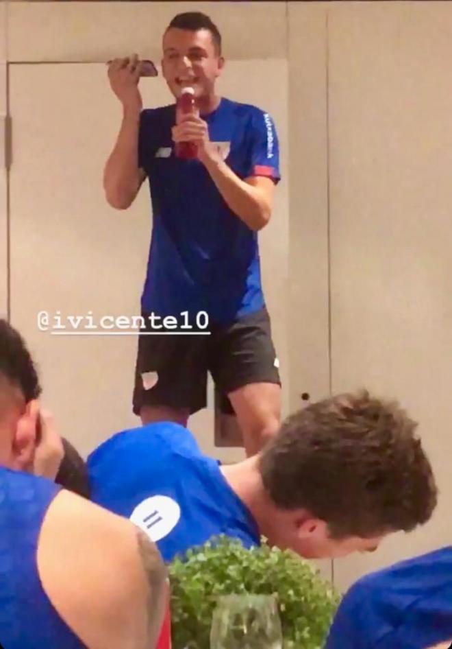 Iñigo Vicente hace reír a sus compañeros del Athletic Club en la cena de Alemania.