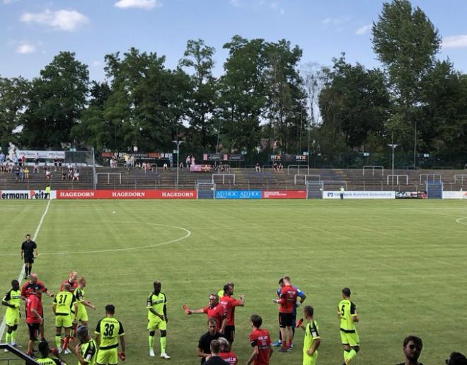 Los jugadores del SC Paderborn 07 en la pausa para beber agua ante el Athletic Club.