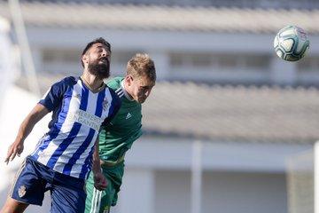 Carlos Hernández disputa un balón aéreo ante un jugador de la Ponferradina (Foto: ROV).