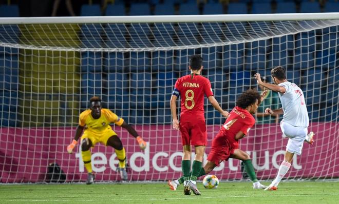 Ferrán Torres hace el segundo gol para España en la final de la Eurocopa sub 19 (Foto: UEFA).