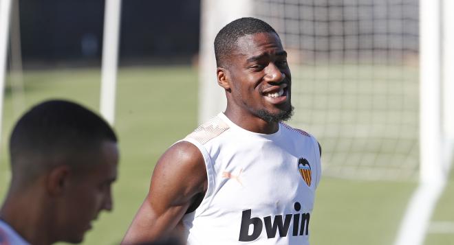 Geoffrey Kondogbia en el entrenamiento del Valencia CF. (Foto: David González)
