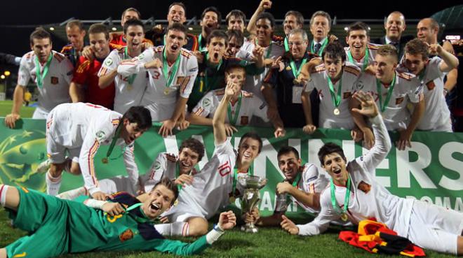 Los jugadores españoles sub 19 de 2011 celebran el Europeo.