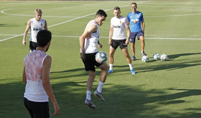Maxi Gómez, Parejo, Wass y Cheryshev en el entrenamiento del Valencia CF. (Foto: David González)