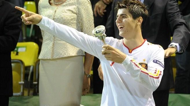 Álvaro Morata celebra el título de máximo goleador en el Europeo sub 19 de 2011.