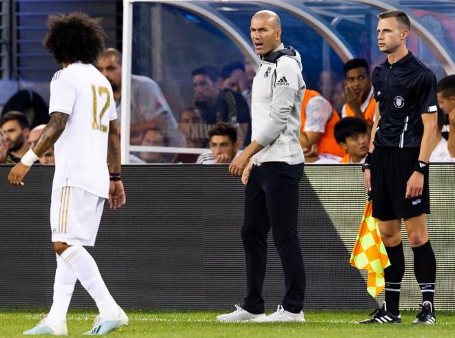 Zidane da indicaciones a Marcelo en el derbi de pretemporada en Estados Unidos.