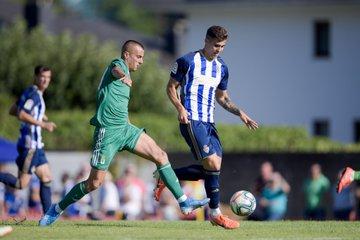 Tejera se lleva el balón ante un rival de la Ponferradina (Foto: ROV).