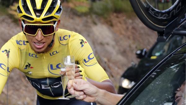 Bernal celebra con una copa de champán proclamarse campeón del Tour de Francia.