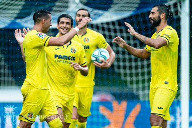 Los jugadores del Villarreal celebran uno de los goles ante el Colonia.